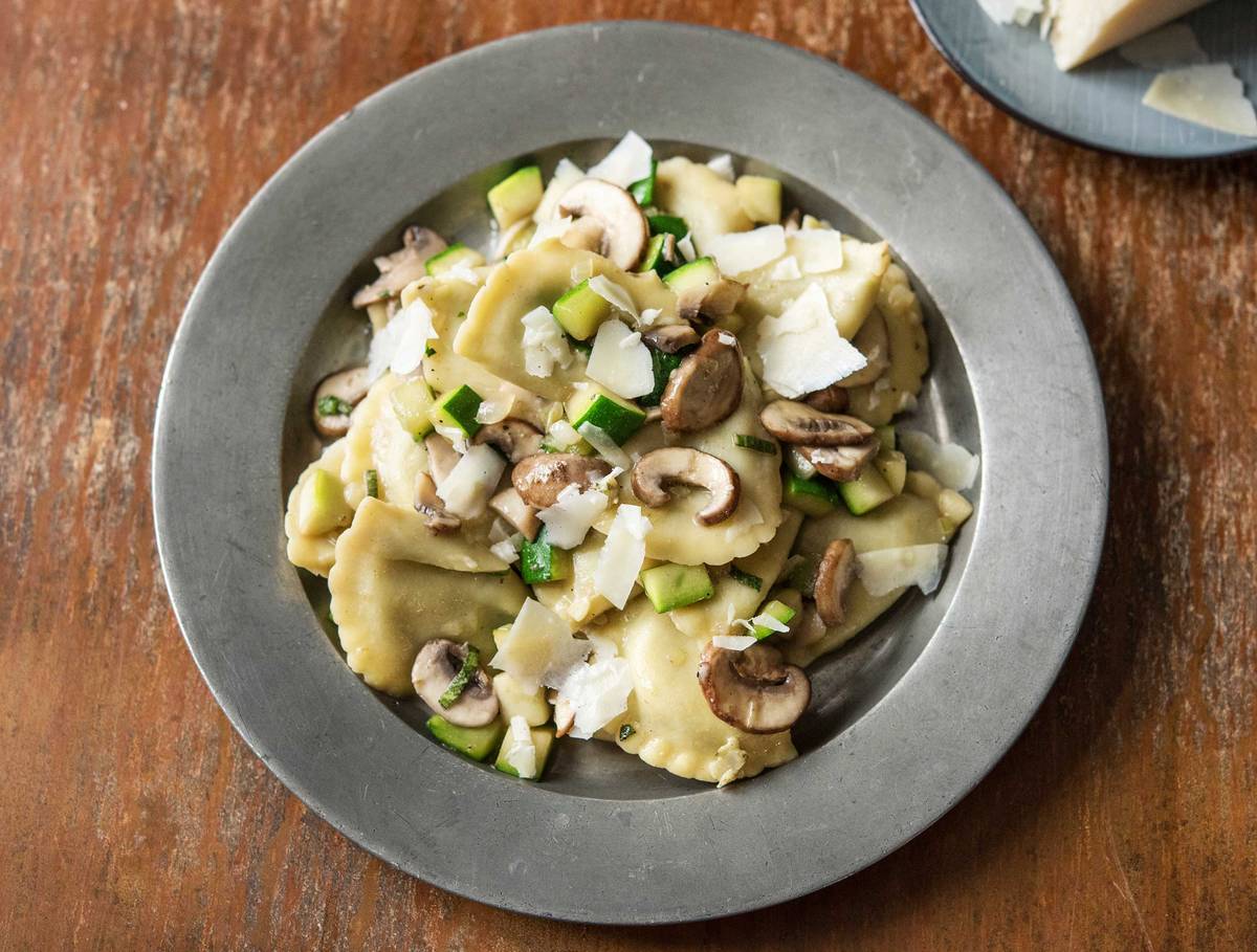 Raviolis frais à la truffe et à la ricotta servis avec du fromage vieux