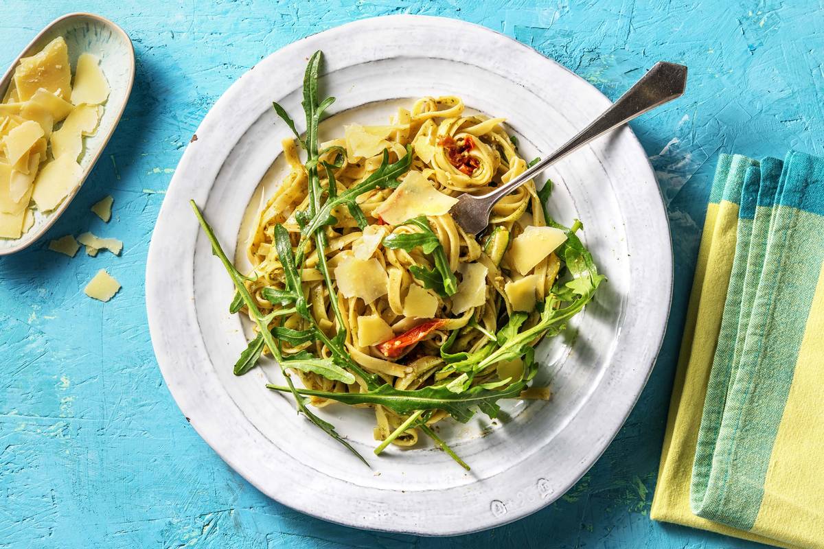 Verse tagliatelle met pesto en courgettelinten