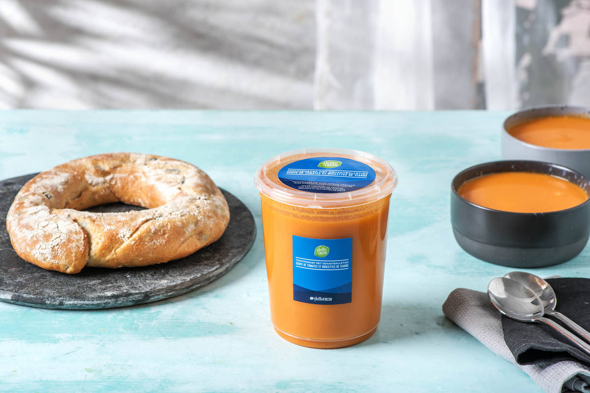 Verse tomatensoep met gehaktballetjes en couronne met olijven