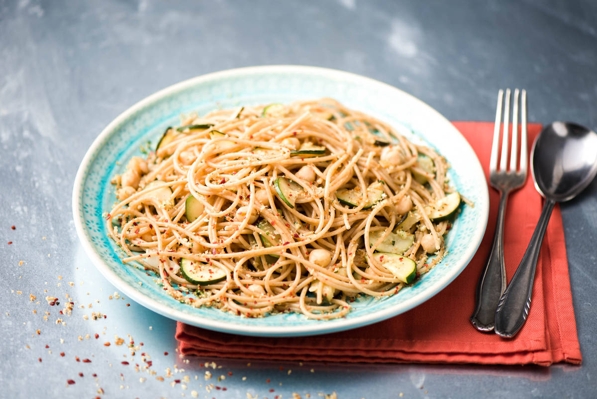 Vollkornspaghetti mit Zucchini-Kichererbsen-Sauce