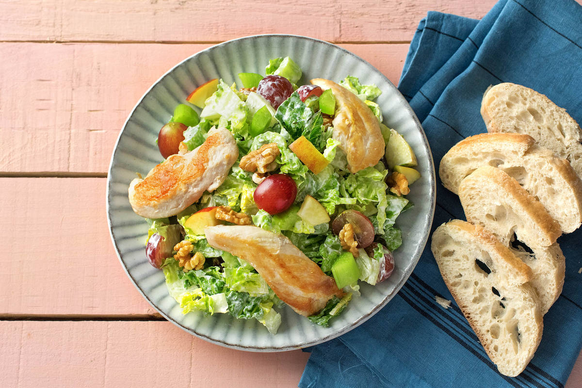 Waldorfsalat mit Trutenbrustfilets und knusprigem Baguette