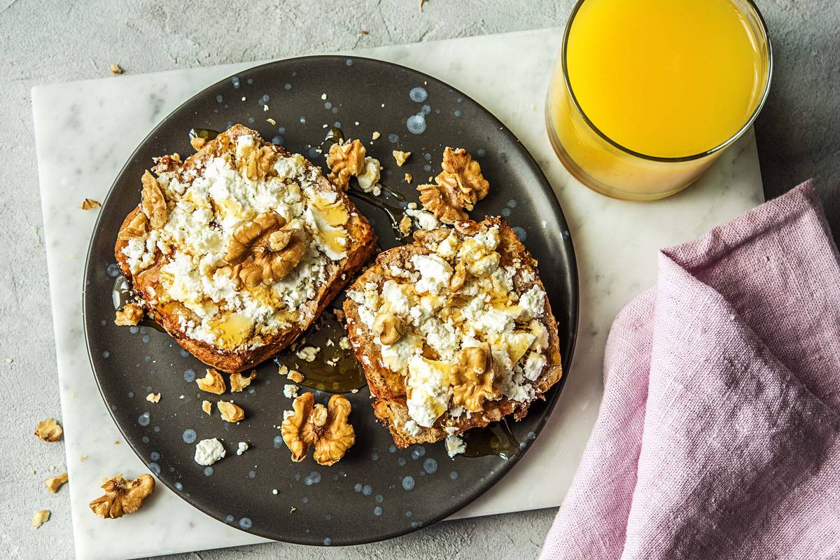 Walnotenbrood met geitenkaas en honing