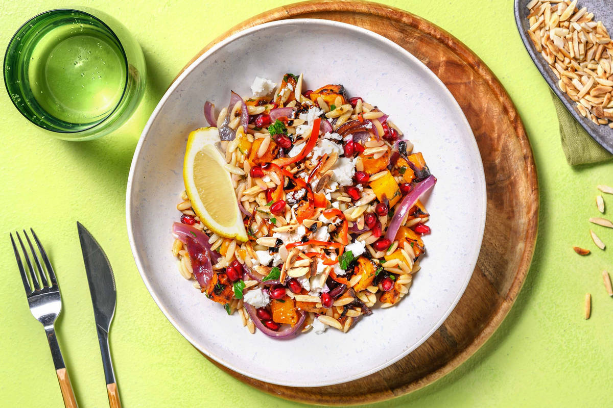 Warmer Orzo-Salad mit Kürbis-Zwiebel-Gemüse