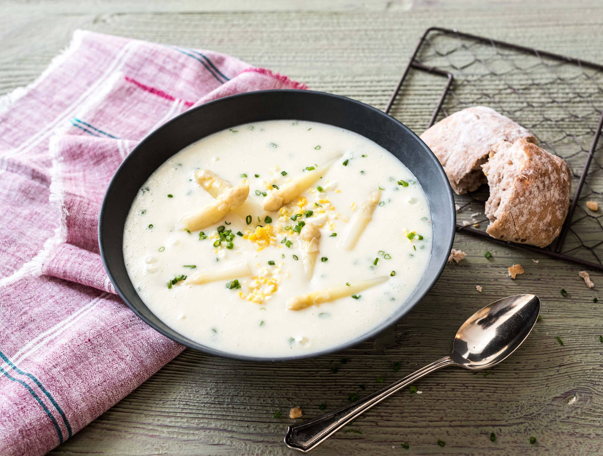 Witte aspergesoep met ei, bieslook en volkoren rozijnenbroodje