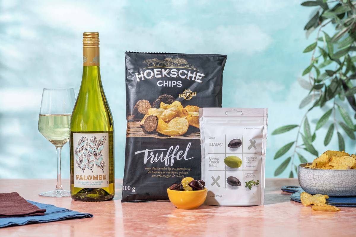 Witte wijn met snacks