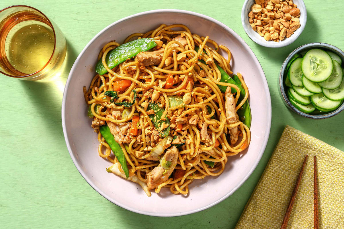 Gewokte noedels met kippendijreepjes in teriyaki