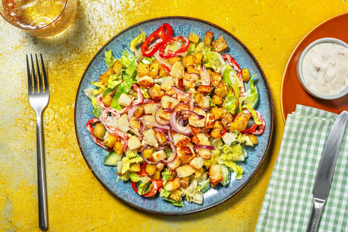 Würfelsalat mit Harissa-Grillkäse und Kartoffelcroûtons
