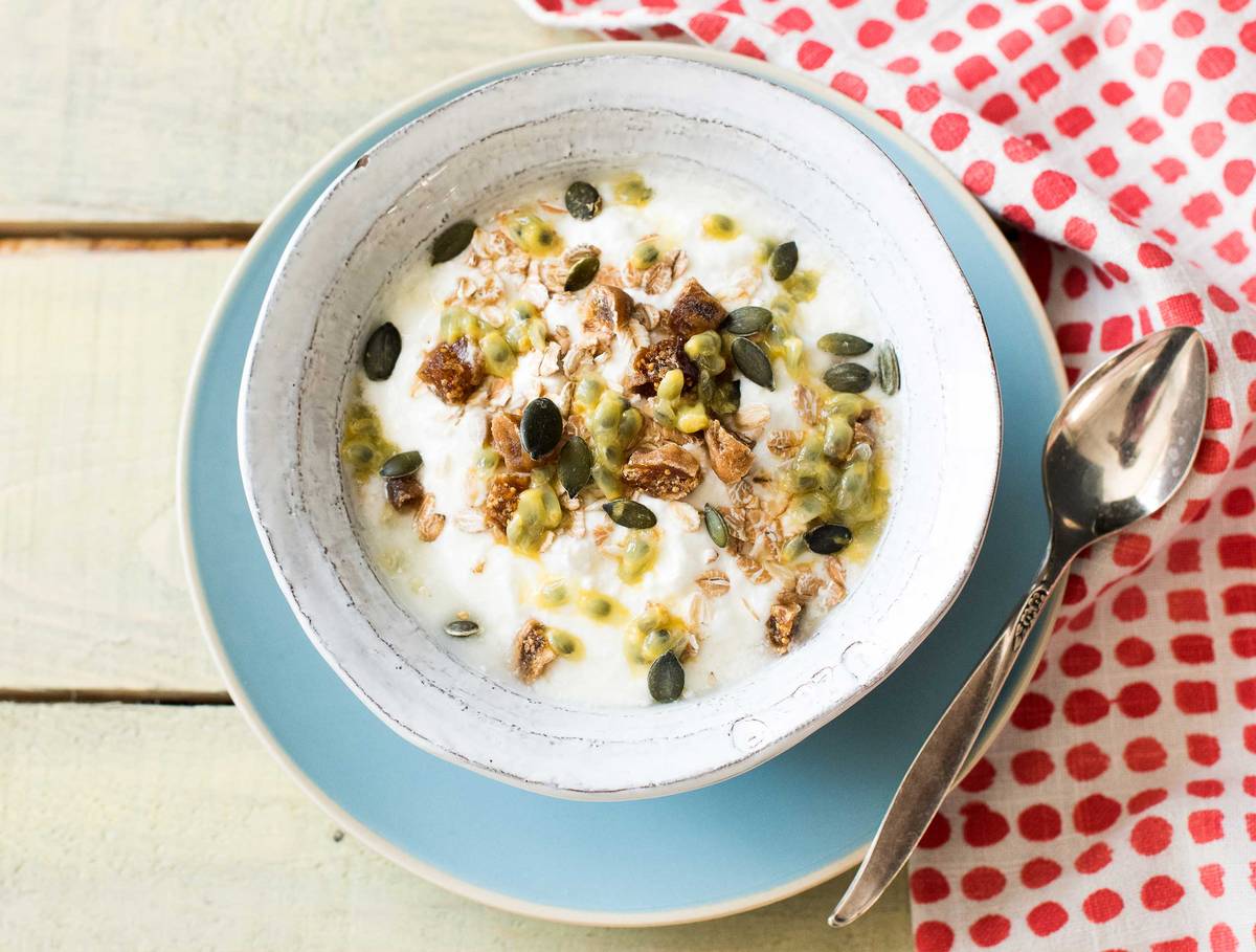 Yoghurt met passievrucht, vijgen en muesli