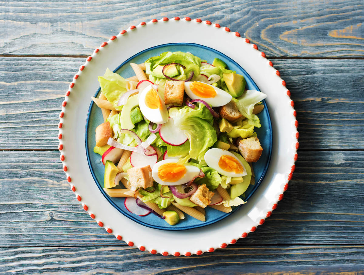 Zomerse pastasalade met meloenkomkommer, avocado en croutons