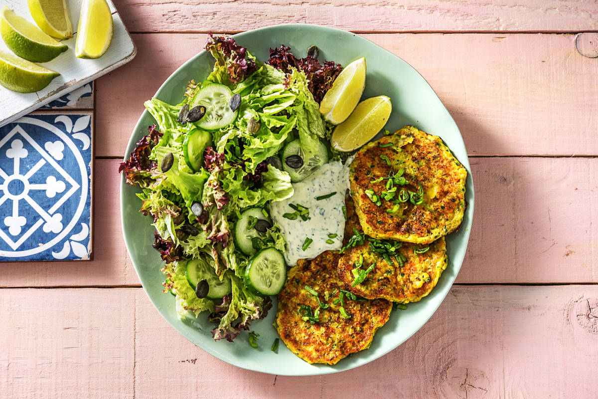 Zucchetti-Käse-Puffer mit Petersilien-Dill-Dip