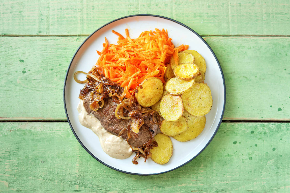 Zwiebelrostbraten mit Karottensalat