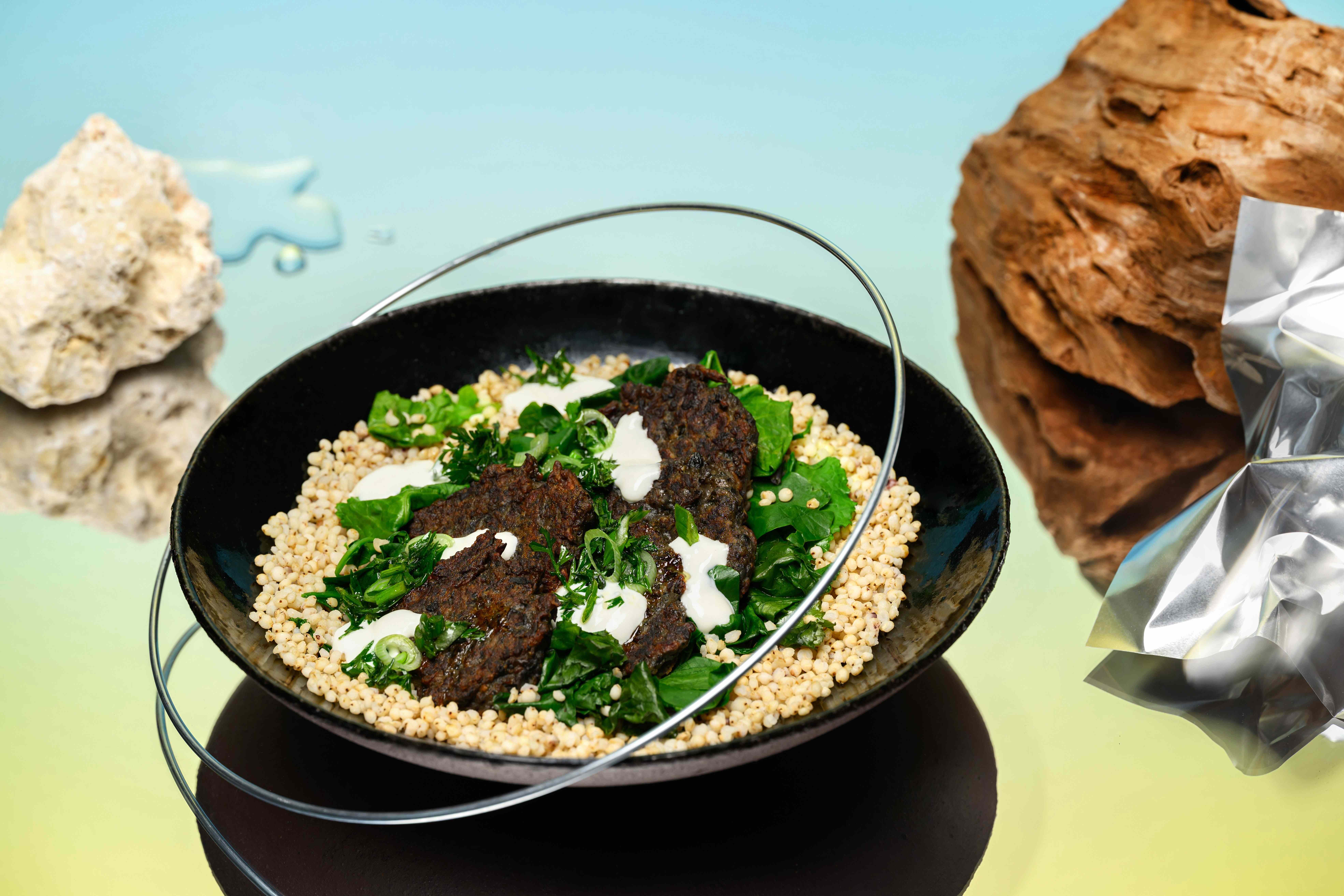 Afvalvrije paddenstoelen-‘gehaktbal’ met sorghum en salsa in een bowl