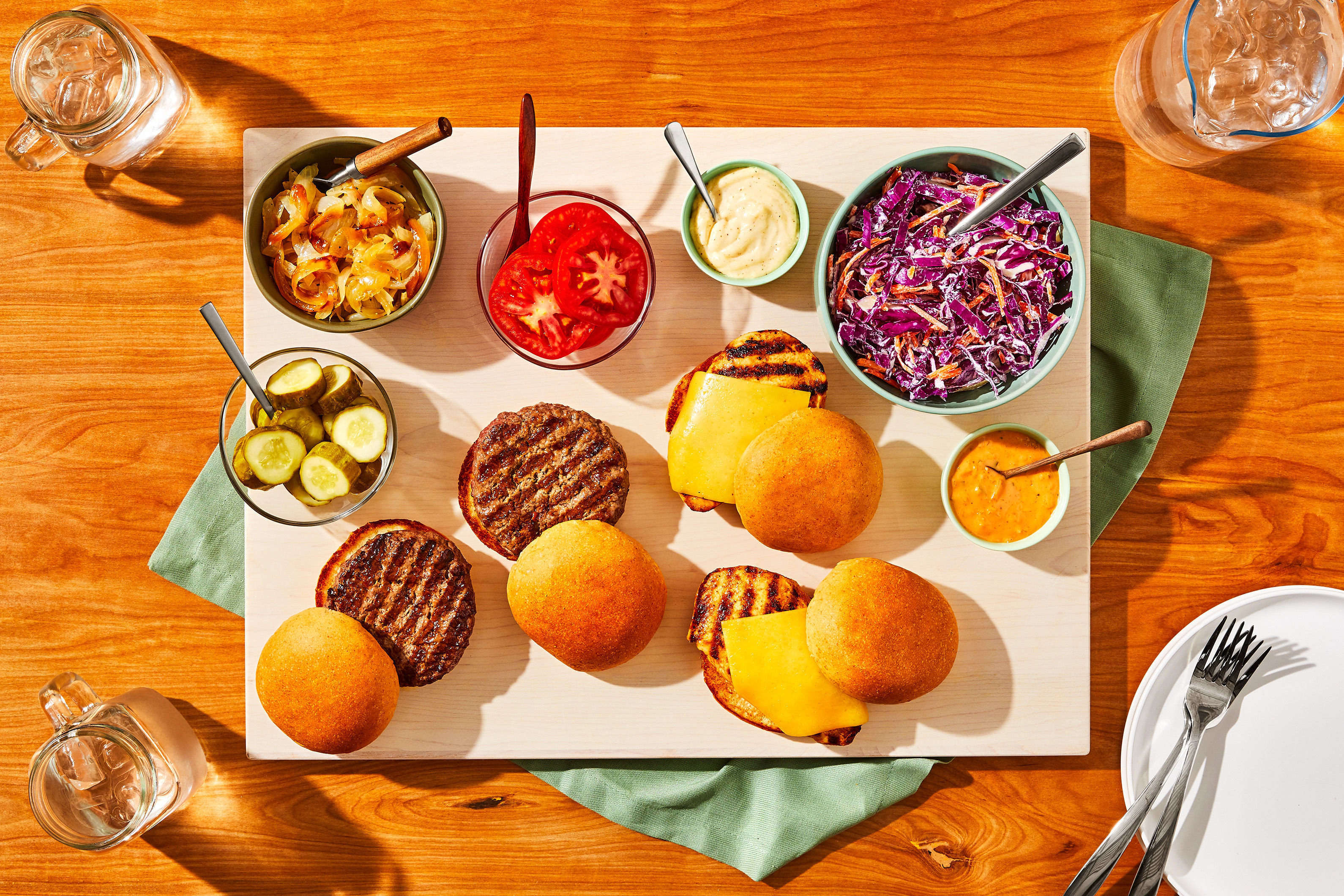 https://media.hellofresh.com/q_100%2Cw_3840%2Cf_auto%2Cc_limit%2Cfl_lossy/recipes/image/burger-chicken-sandwich-bar-37fe97ef-1ce997e0.jpg