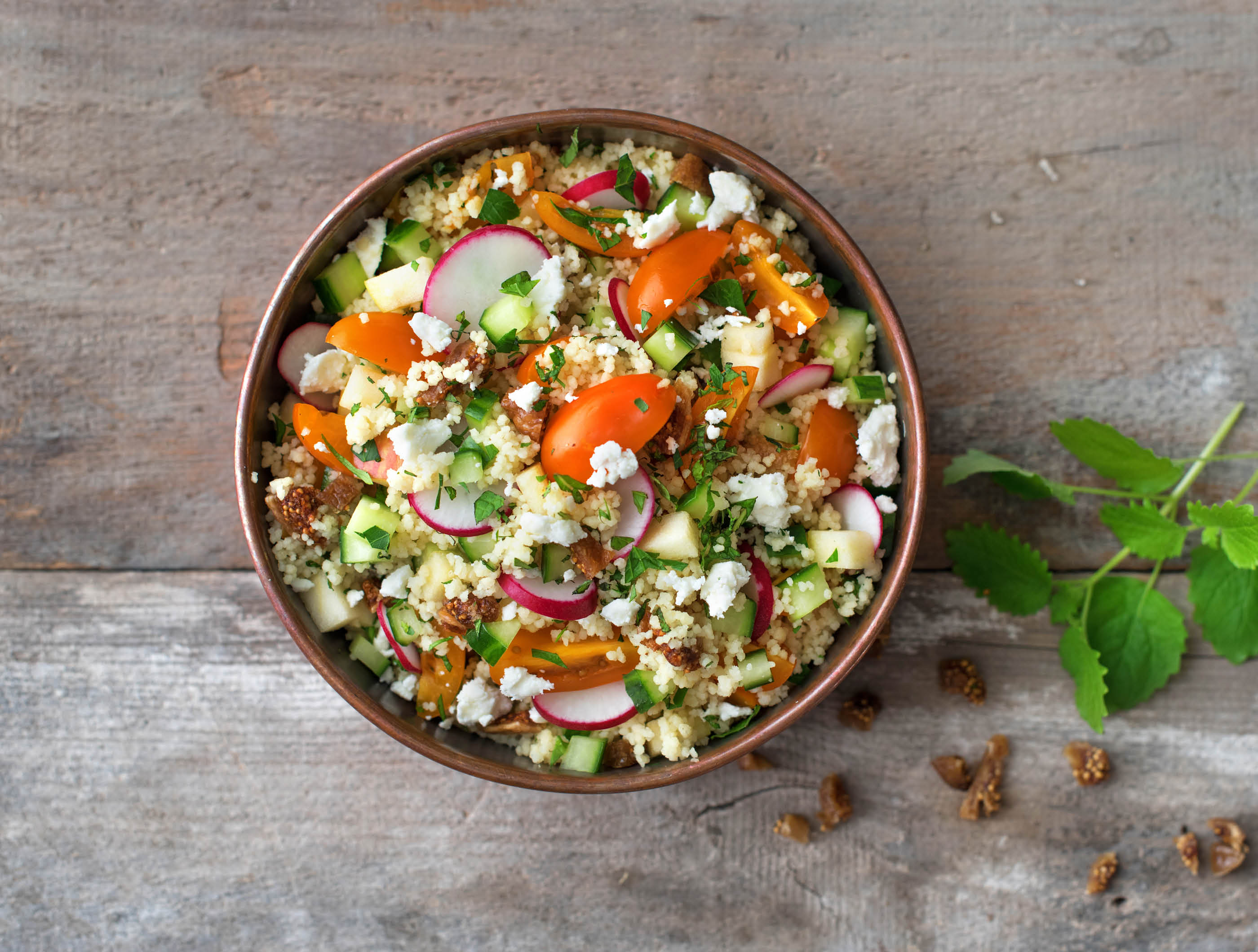 Tabouleh met appel, vijgen, feta en verse groene kruiden