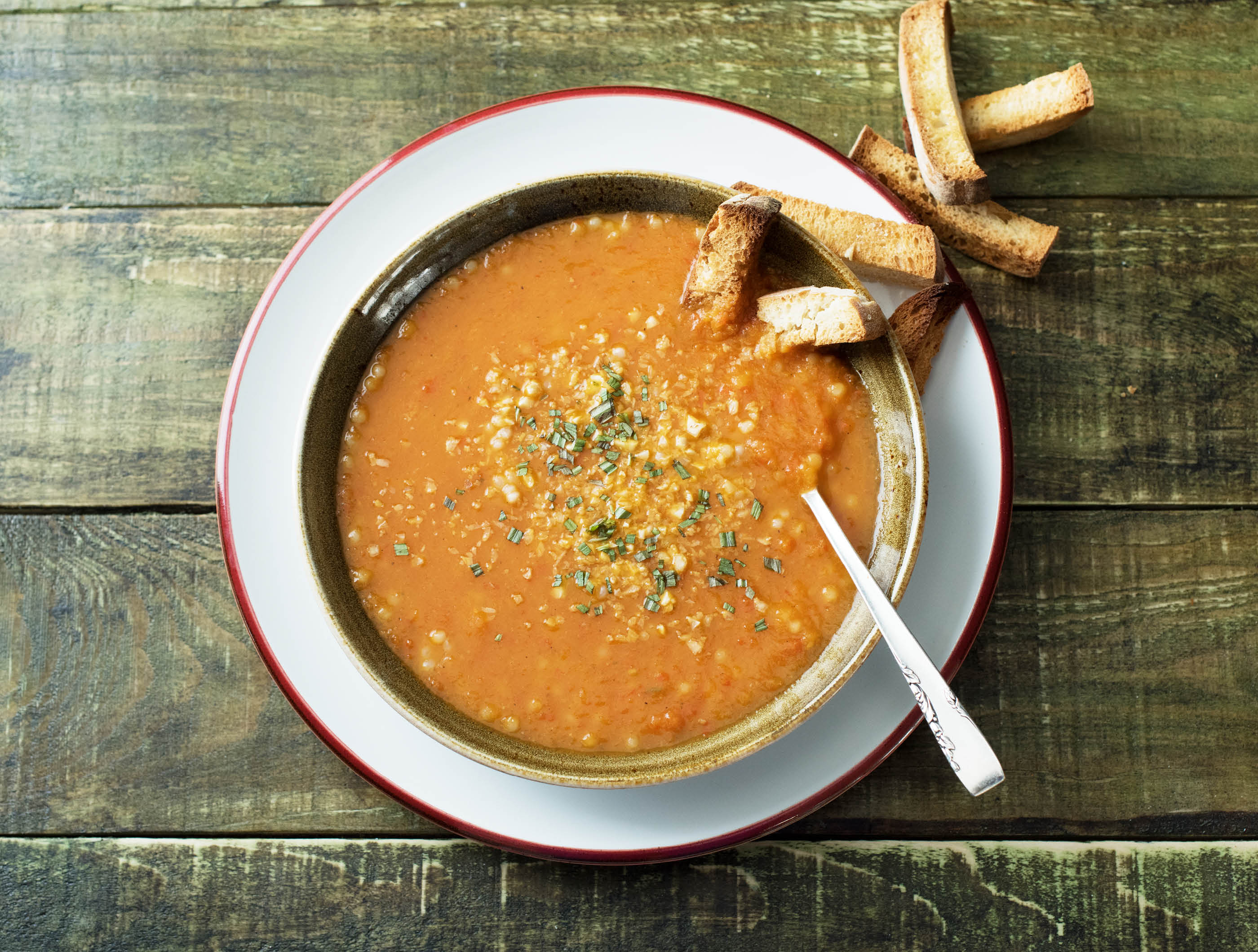 Tomaat-paprikasoep met parelcouscous en soepstengels