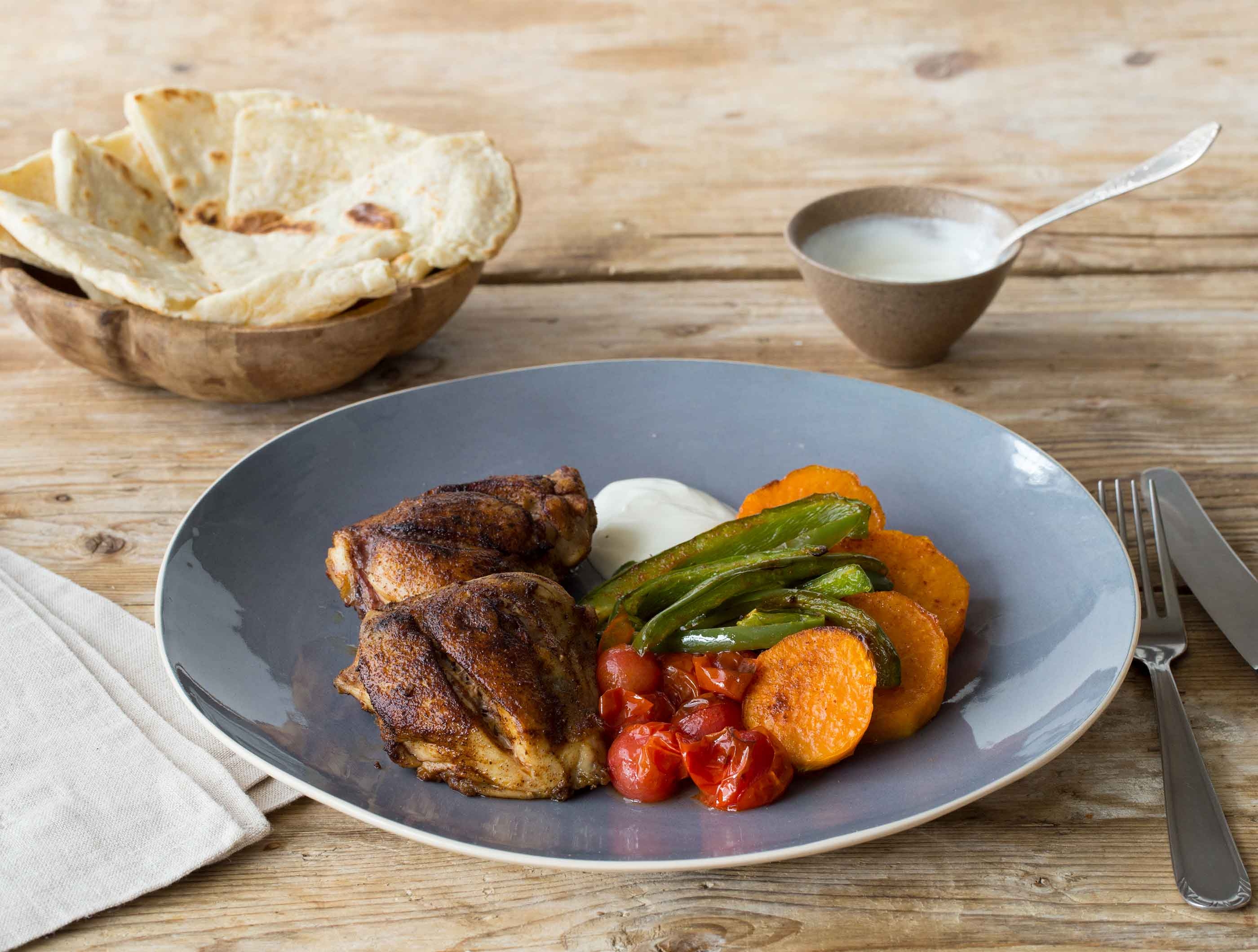 Kruidige kippendij met groenten uit de oven en yoghurt