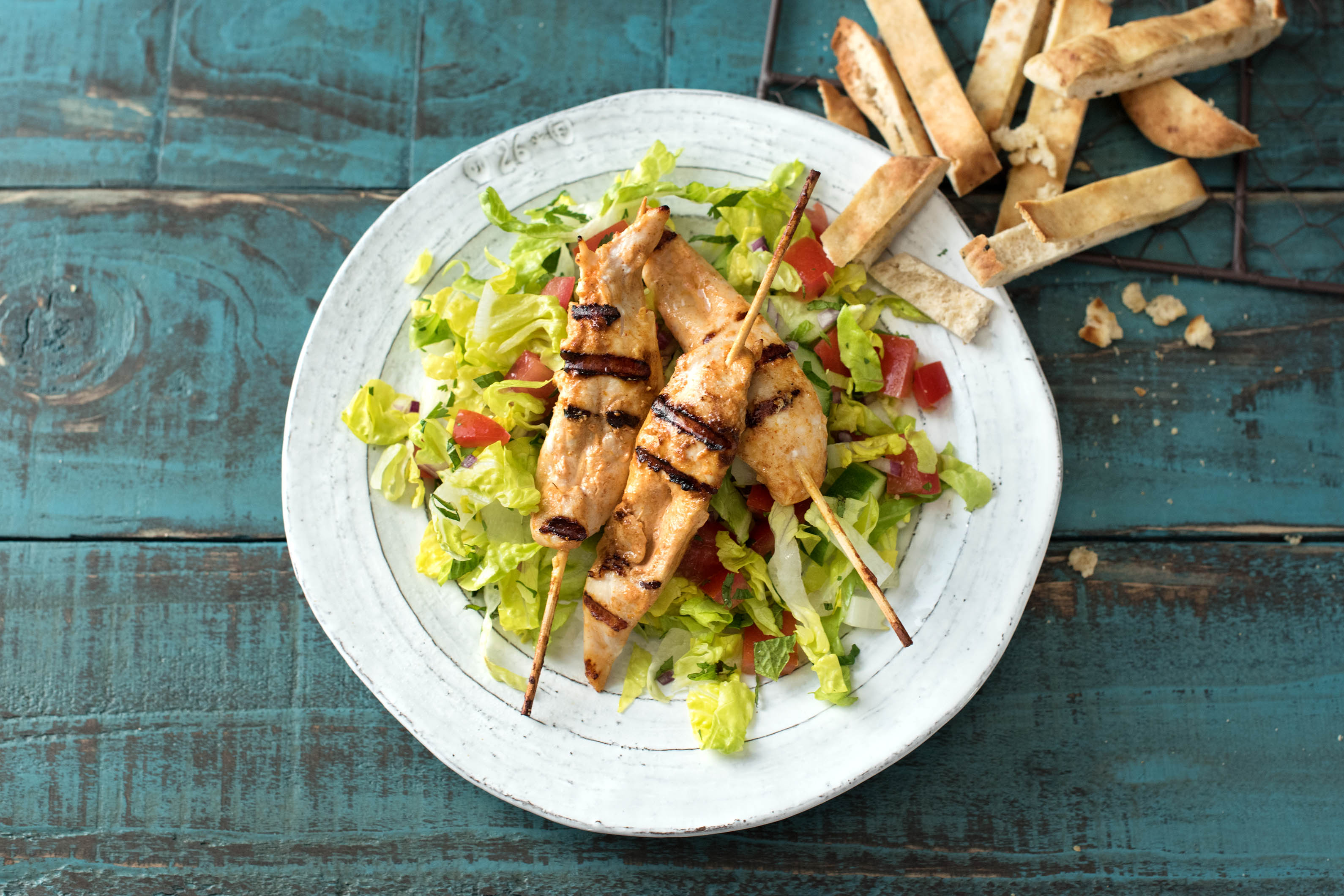 Tikka Poulet-Spiessli mit Kachumber-Salat