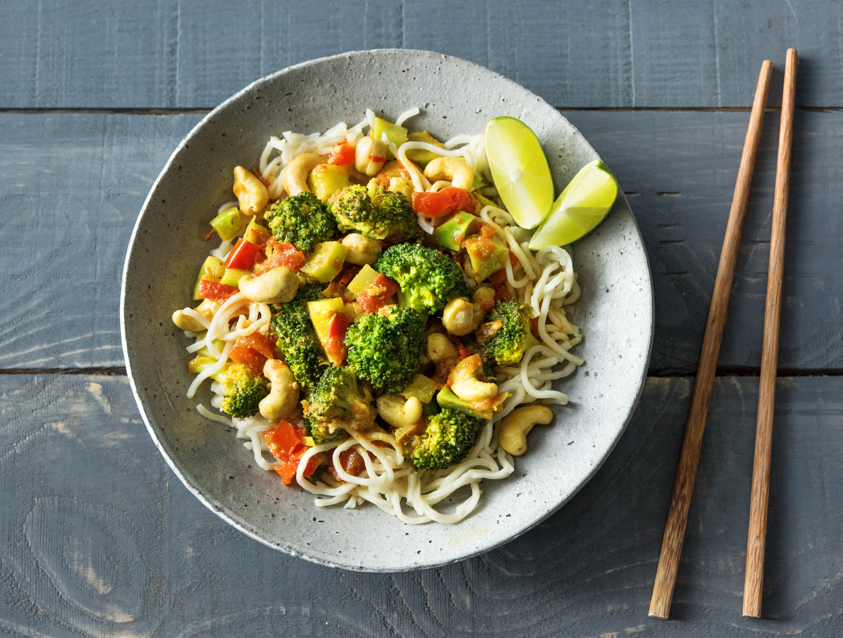 Thaise noedels met broccoli, cashewnoten en limoen