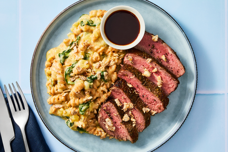 Contre-filet de bœuf poêlés et macaroni au fromage cheddar crémeux