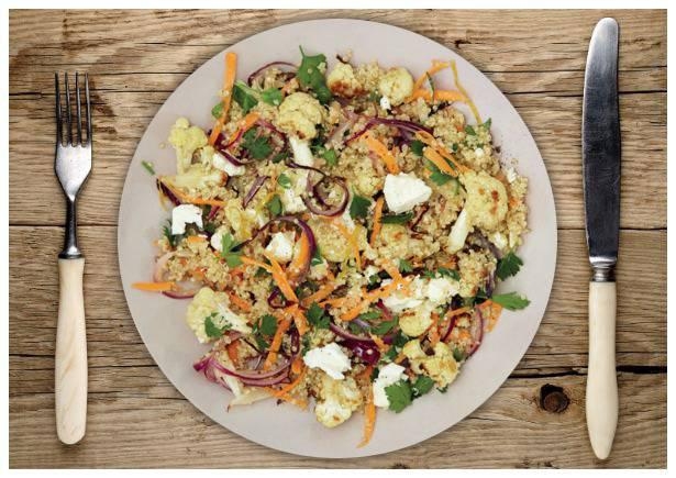 Bunter lauwarmer Quinoa-Salat