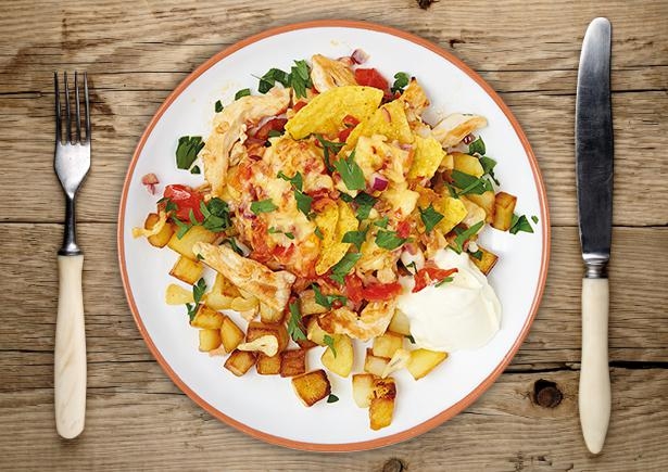 Mit Tortilla Chips, Salsa und Gouda überbackene Hähnchenbrust