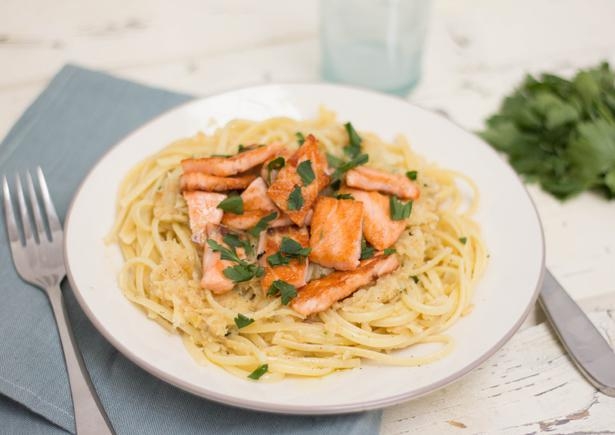Linguine met pastinaak en gegrilde zalmstukjes