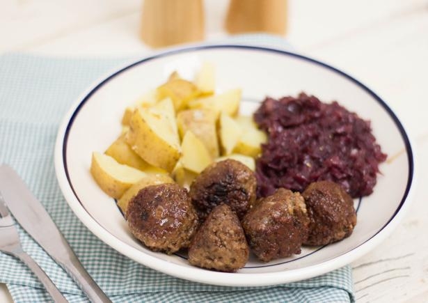 gehaktballetjes met aardappelen en rodekool