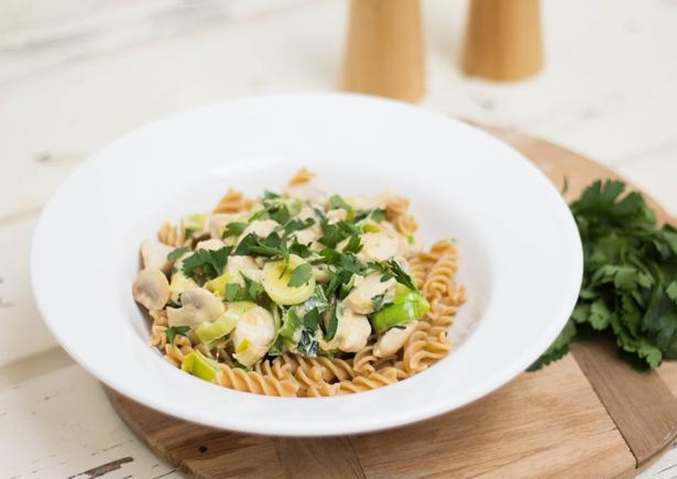 romige fusilli met kipfilet, prei en champignons
