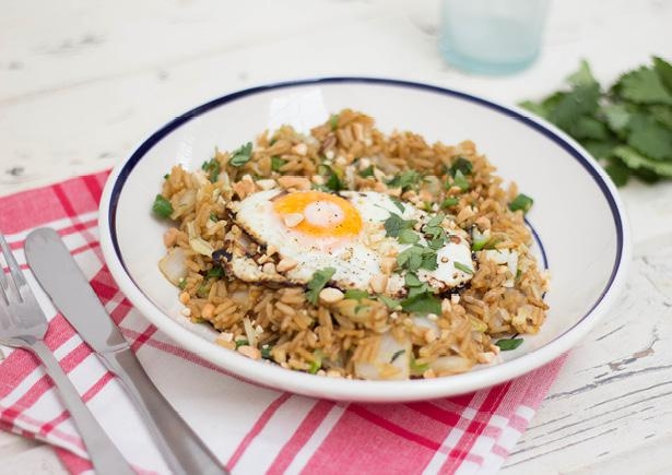 Nasi met Chinese kool, gebakken ei en komkommer