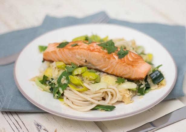 Volkoren spaghetti met gebakken zalm en pastinaak