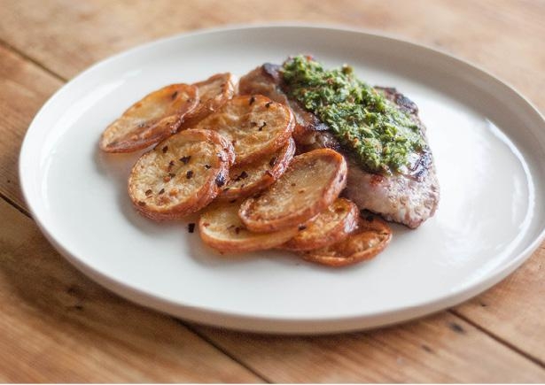 Biefstuk met chimichurri, bataat en rode bietensalade