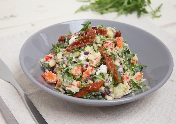 Rucolastamppot met gegrilde paprika en geitenkaas