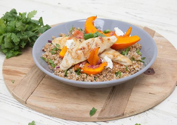 Volkoren bulgur met pompoen en gegrilde kalkoenfilet
