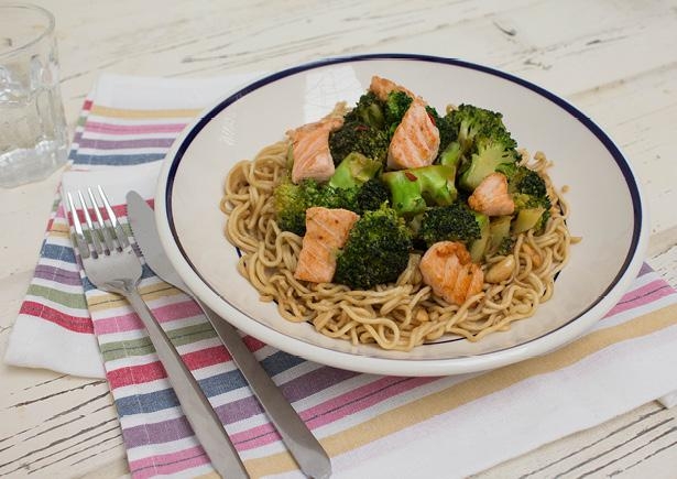 Noedels met broccoli en zalmstukjes
