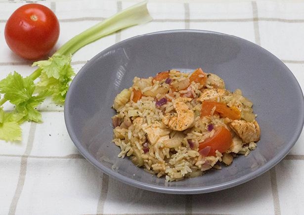 Rijstschotel van bleekselderij met kalkoenfilet