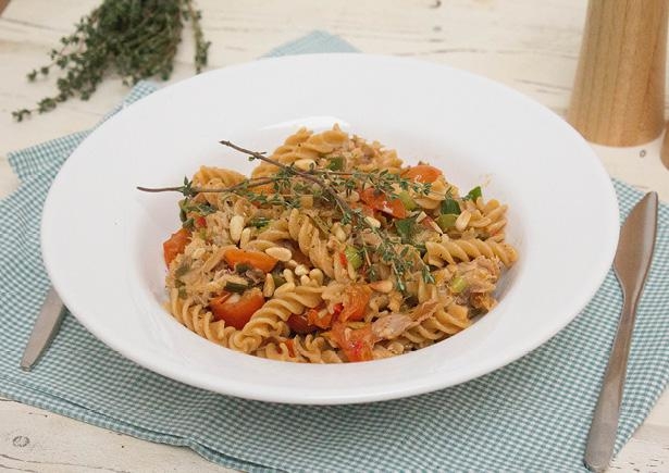 Volkoren fusilli met makreel en tomaat