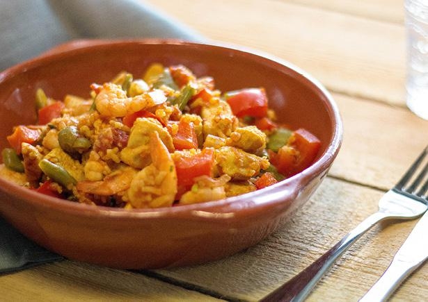 Paella met reuzengarnalen en kippendijfilet