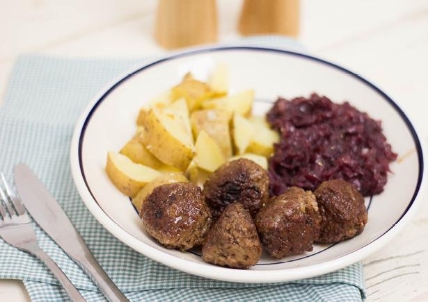Gehaktballetjes met aardappelen en rodekool