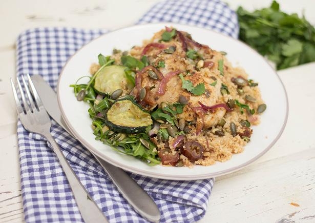 Kippendijfilet met volkoren couscous en salade met gebakken courgette