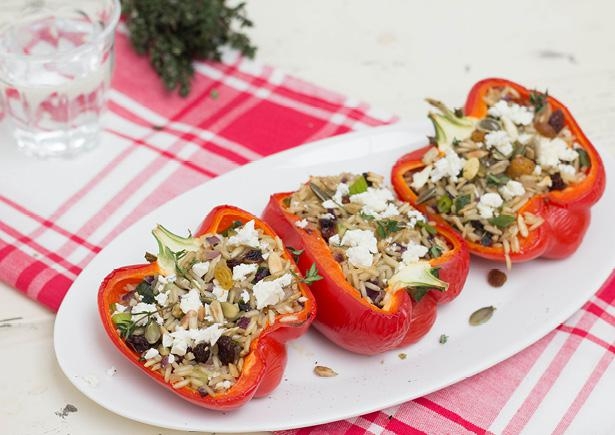 Gevulde paprika's met rozijnen-pittenmix en feta