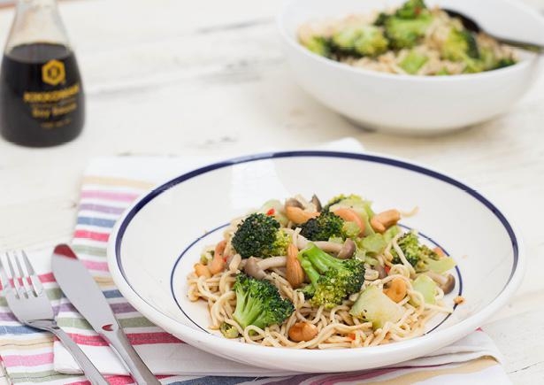 Warme noedelsalade met bundelzwam, broccoli en cashewnoten