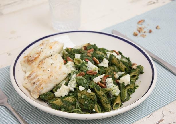 Penne integrale met boerenkoolpesto en gebakken skrei