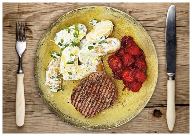 Zarte Rindersteaks an Drillingen in würziger Kräuter-Joghurt-Soße