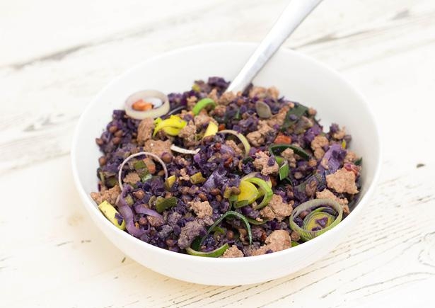 Gehakt-linzenschotel met rodekool, spekjes en prei