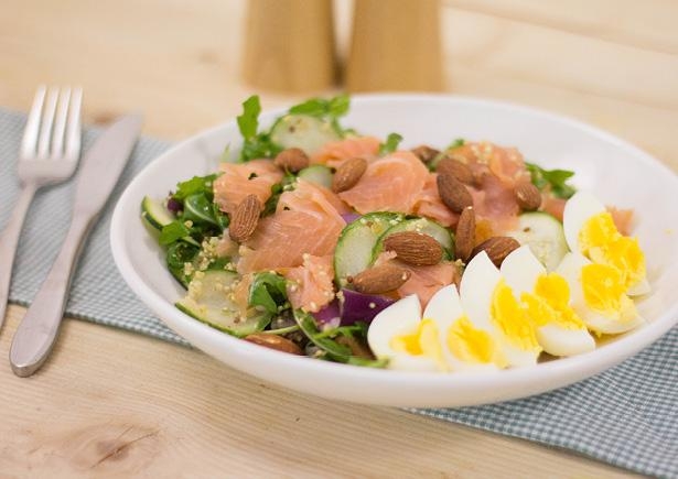Quinoa-bulgursalade met gerookte zalm en courgette