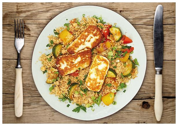 „Crispy Halloumi“ auf buntem Couscous