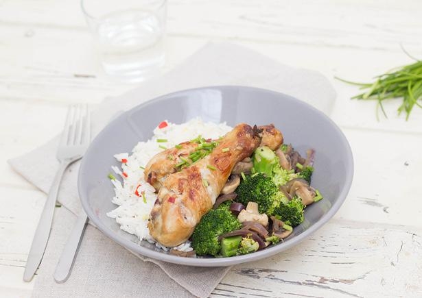 Gemarineerde kip en Oosterse rijst met gewokte broccoli en champignons