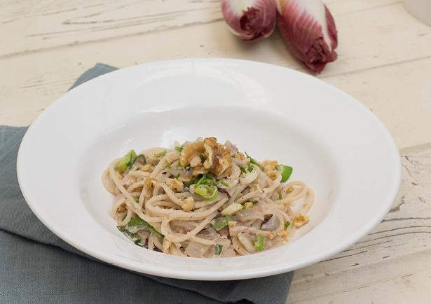 Romige spaghetti met roodlof, bosui en walnoten