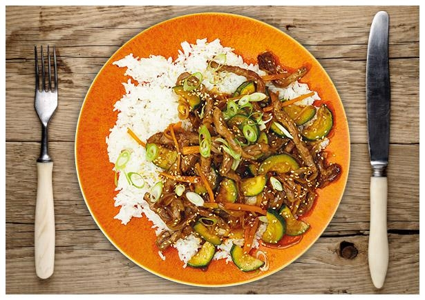 Zartes Rindfleisch in Austernsoße auf Jasminreis