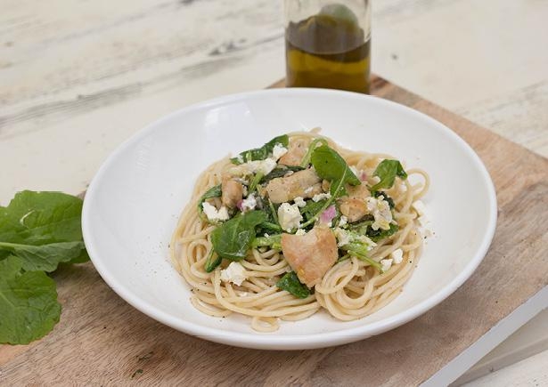 Spaghetti integrale met kippendijfilet en raapstelen